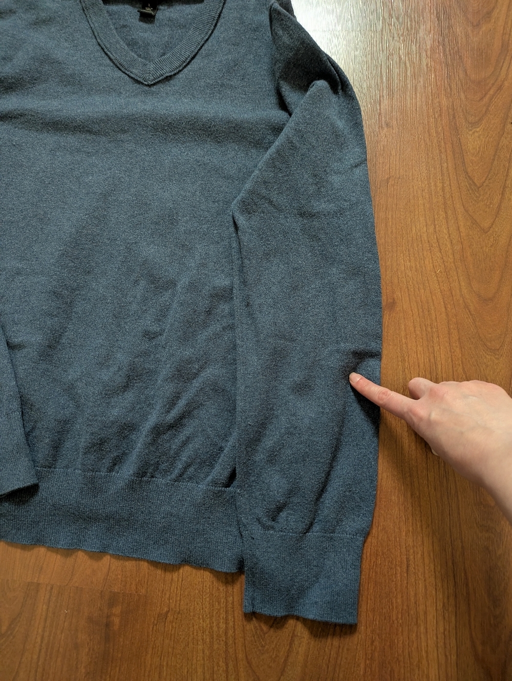 J.Crew Everyday Cotton/Cashmere V-Neck Sweater Blue/Grey Mens Large (Small Flaw) - Picture 9 of 11